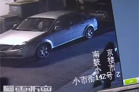 女子走夜路沉迷手机 遭歹徒尾随持刀抢劫图片