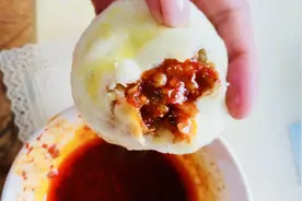 用三种食材做馅料，用特制的蘸料作料汁，制出比狗不理还香的包子图片