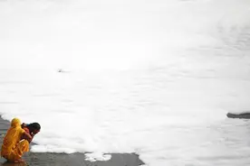 印度污染有多严重：全球前12名重灾区占了11个，河面骤降有毒雪花视频封面