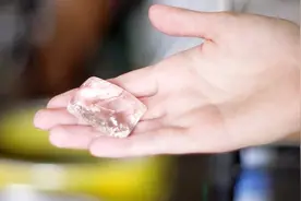 沙子怎么变成透明的玻璃？其中的颜色从何而来？3分钟认识玻璃视频封面