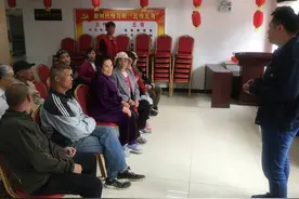 关爱老年人健康 赠送健步鞋图片