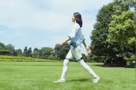 日本发明步行辅助器，能让偏瘫患者恢复行走，普通人更能健步如飞视频封面