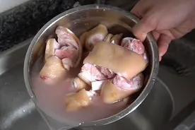 猪蹄脏脏的？猪肉铺老板教我一招，2分钟洗净脏东西，煮了更好吃视频封面