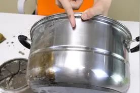 不锈钢锅发黄难清洗，教你一招，用它抹一抹，5分钟又亮又光滑