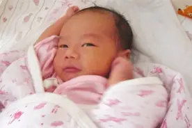 宝宝到底吃没吃饱？看一个小动作就明白了！妈妈你观察过吗？视频封面