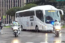 贵宾护卫摩托队护送皇马大巴驶进训练基地 皇马开始备战决赛视频封面