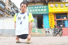 河南27岁小伙两岁时遭遇车祸失去双腿，如今坐轮椅上打篮球视频封面