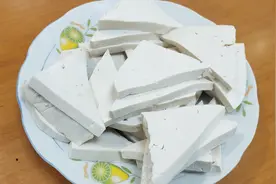 豆腐很好吃，但是怎么切才能好吃不粘刀？农村阿姨来教你视频封面