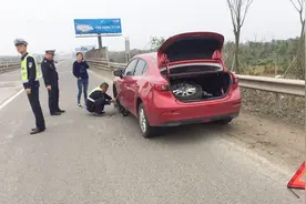 汽车在高速上爆胎，在应急车道换胎被判违章？老司机给解释，在理视频封面