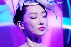 毛宁太大胆了，台上撕心裂肺翻唱一首歌老歌，萨顶顶台下听哭经典视频封面