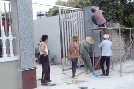 建筑工人在大院里，安装门柱上的大理石，网友：这应该是个土豪家视频封面