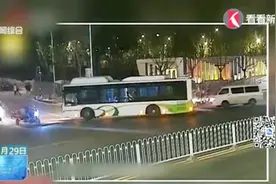 14岁男孩 偷开公交车上路视频封面