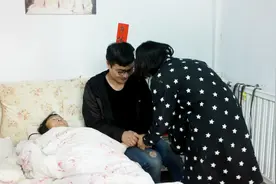 穷小伙带城里女友回农村看望瘫痪的妈妈，女孩一句话没说转身离去视频封面