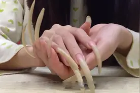 1克指甲垢里约有38至40亿个细菌，网友：指甲比排泄物还脏视频封面