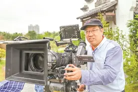 导演十七年 尽拍儿童片图片