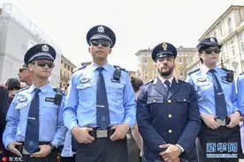中国警察帅气亮相罗马 参加第三次在意联合巡逻图片