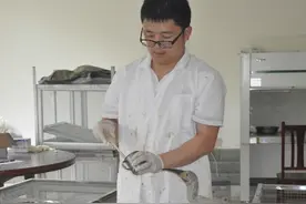 博士“代理鸟爸”和他们的朱鹮宝宝图片