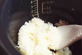 留在电饭煲里的隔夜饭，到底还能不能吃？看完赶紧转告身边人视频封面