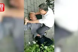 “暴露狂”老汉频频出没校园 学工部长徒手将其制服视频封面