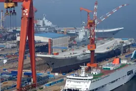 中国双航母“同框”令国人振奋 俄却发愁没甲板给舰载机训练图片