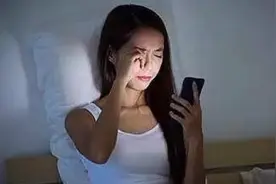 手机亮度调到最暗还是刺眼睛？打开这个功能，护眼又省电！视频封面