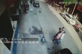 好犀利！武警官兵光脚追窃贼 一招“顶摔锁喉”将小偷制服扭送派出所图片