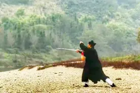青山绿水间，道长演练太极剑，道法自然，画面真美视频封面