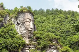 贵州大山里有一尊山体大佛，头部比四川乐山大佛还要高出4米视频封面