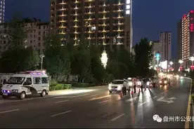 酒驾女司机：“我要上厕所”图片
