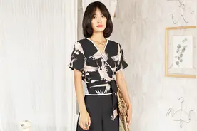 甜美chic风，脚踩小白鞋就够视频封面
