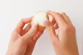 鸡蛋在脸上滚动有什么作用？听听医生怎么说视频封面