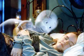 小女孩收养了一只精灵宠物，每天晚上都陪着她！一部温情奇幻电影视频封面