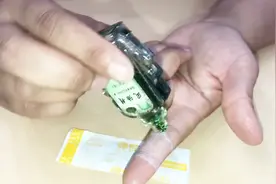 创口贴贴久了胶质撕不掉？试试滴几滴风油精，轻松擦除不留痕迹视频封面