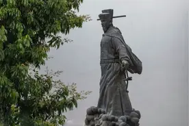 此人跟岳飞齐名，在岳飞墓前自杀殉国，死后被封神