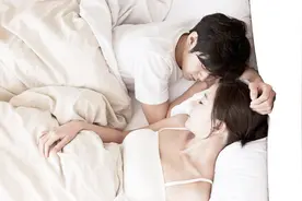 当女人看着自己的爱人熟睡在身旁时，她的内心戏竟然如此丰富！视频封面