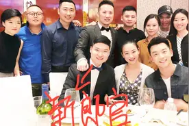 郑恺参加初中同学婚礼 21年兄弟情温暖感人视频封面