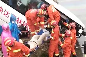 广西桂林一大巴车撞上农用拖拉机 又撞破护栏栽入河中 致6人受伤视频封面