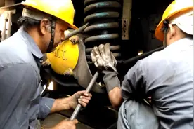 实拍印度铁路工人的日常工作，做印度铁路工，需要一颗强大的内心视频封面