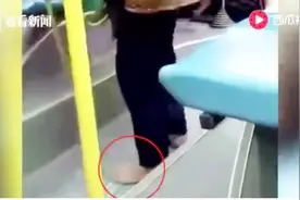 鞋上有泥上公交车遭拒 老人被迫赤脚乘车 官方：涉事司机已解聘视频封面