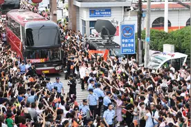“亚洲最大高考工厂”万人送考 这场面太震撼视频封面