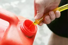 用嘴吸柴油？！不是魔术！半条命差点没了视频封面