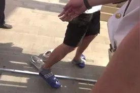 两考生带“金”被拒，换裤子换鞋进考场视频封面