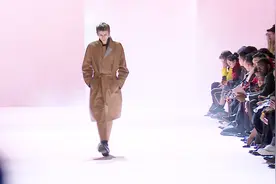 LVMH集团旗下奢侈品牌Berluti男装新品，粉红迷雾中走出的少年视频封面