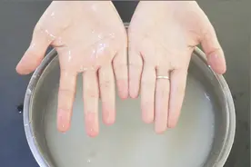 手脱皮粗糙难看？教你一个小妙招，轻松解决手脱皮粗糙的烦恼视频封面