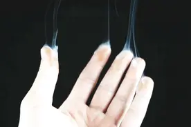 不可思议的科学现象，手指轻轻摩擦冒烟，你知道原理吗？视频封面