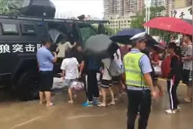台风暴雨下野狼战车出动，护送被困考生视频封面