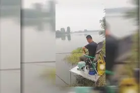 男子钓起150斤巨型青鱼 途中6次被鱼拉下水 最后将其放生！视频封面