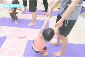 黄景瑜带喵喵练瑜伽不成还是转圈圈吧，习惯性无奈抱头视频封面