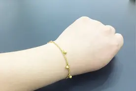 一个人穿戴手链老是带不起来，那是因为你方法错了，快来看看吧视频封面