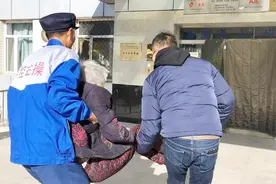 养老金年检是什么？为什么90岁老人会被抬上三楼做认证？视频封面